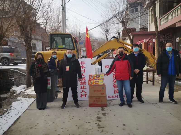 當前，新型冠狀病毒的肺炎疫情防控形勢嚴峻，小區(qū)是城市治理的基本單元，物業(yè)更是疫情防控的第一戰(zhàn)線。疫情就是命令，防控就是責任，為打贏這次防疫戰(zhàn)，三箭物業(yè)公司于1月23日便成立了應(yīng)對新型冠狀病毒疫情聯(lián)防聯(lián)控領(lǐng)導(dǎo)小組，明確分工，各司其職，把做好疫情防控工作作為當前的首要任務(wù)，迅速安排各物管部積極采取防控措施，竭力守護業(yè)主、員工的健康安全，維護園區(qū)的和諧穩(wěn)定。