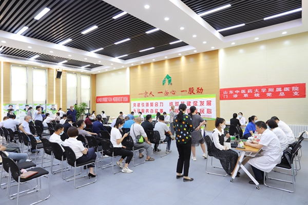 黨建引領(lǐng)聚合力，結(jié)對共建促發(fā)展  為民服務(wù)辦實(shí)事，惠民義診暖民心——山東中醫(yī)藥大學(xué)附屬醫(yī)院門診管理服務(wù)黨支部和管理公司機(jī)關(guān)黨支部舉行黨建共建協(xié)議簽約儀式
